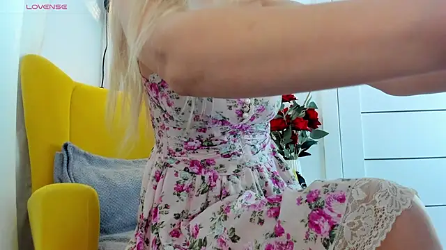 Snapshot of miissblonde chatting on February 22, 3:51 am miissblonde online show from February 22, 3:51 am