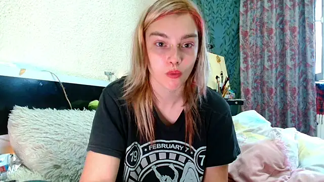 Snapshot of Sophie_Bell chatting on May 8, 3:17 pm Sophie Bell online show from May 8, 3:17 pm