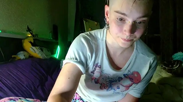 Snapshot of Sophie_Bell chatting on May 17, 8:05 pm Sophie Bell online show from May 17, 8:05 pm