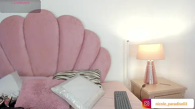 Nicole Paradise online show from June 25, 1:15 pm