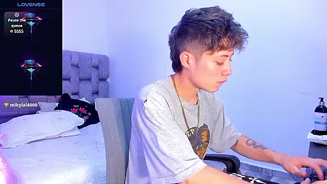 MarcusCollinss  online show from December 7, 3:19 pm