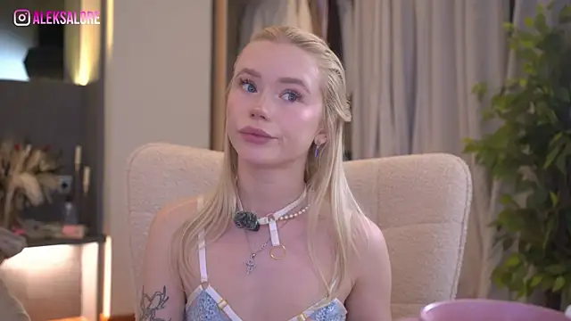 LexieLoree online show from April 25, 2:36 am