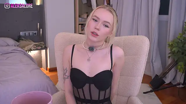 LexieLoree online show from May 16, 3:03 am