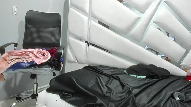 Snapshot of CooperEmma_ chatting on January 8, 10:59 am CooperEmma online show from January 8, 10:59 am