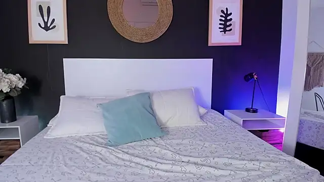 VioletPaket online show from February 10, 11:25 am