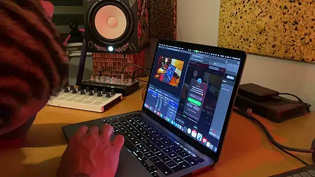 Snapshot of kameray12 chatting on March 11, 6:19 pm kameray12 online show from March 11, 6:19 pm