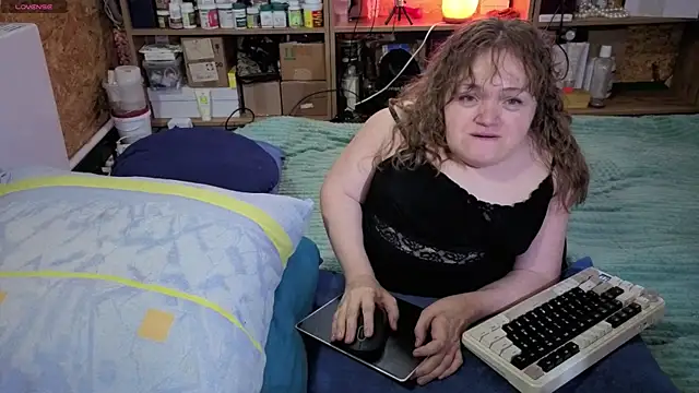 Snapshot of MiniNatalie chatting on November 22, 8:57 am MiniNatalie online show from November 22, 8:57 am