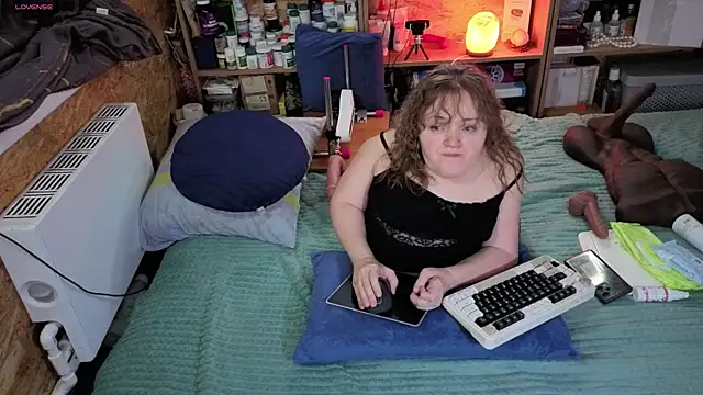 Snapshot of MiniNatalie chatting on November 25, 6:02 am MiniNatalie online show from November 25, 6:02 am