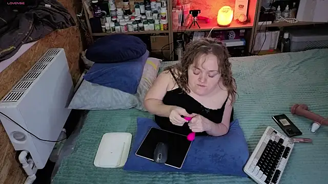 Snapshot of MiniNatalie chatting on November 26, 11:33 am MiniNatalie online show from November 26, 11:33 am