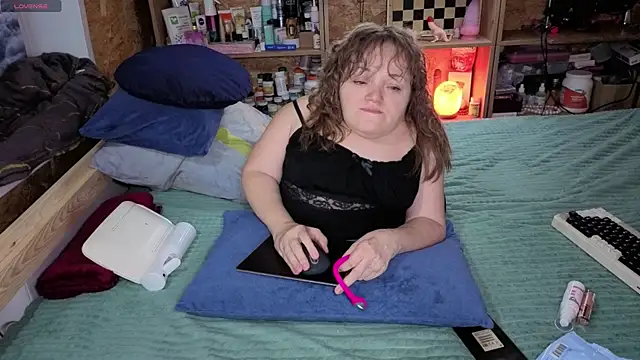 Snapshot of MiniNatalie chatting on December 4, 1:42 pm MiniNatalie online show from December 4, 1:42 pm