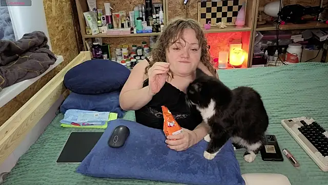 Snapshot of MiniNatalie chatting on December 14, 4:18 am MiniNatalie online show from December 14, 4:18 am