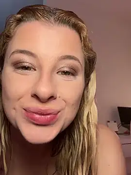 Snapshot of Mia-Minou chatting on February 3, 8:35 pm Mia-Minou online show from February 3, 8:35 pm