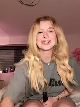 Snapshot of Mia-Minou chatting on February 4, 6:14 am Mia-Minou online show from February 4, 6:14 am