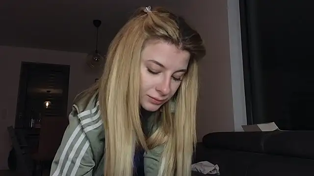 Snapshot of Mia-Minou chatting on February 17, 10:36 pm Mia-Minou online show from February 17, 10:36 pm