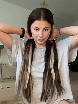 Snapshot of Mia-Minou chatting on November 28, 12:30 pm Mia-Minou online show from November 28, 12:30 pm