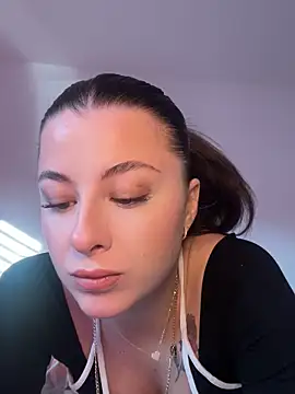 Snapshot of Mia-Minou chatting on December 17, 12:00 pm Mia-Minou online show from December 17, 12:00 pm