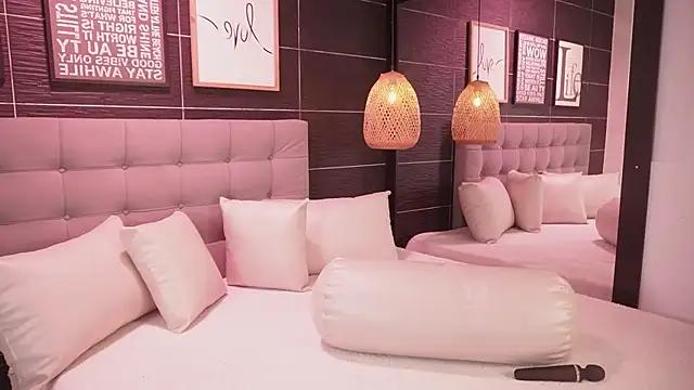 Snapshot of Bella_TS_ chatting on December 4, 9:34 pm Bella TS online show from December 4, 9:34 pm