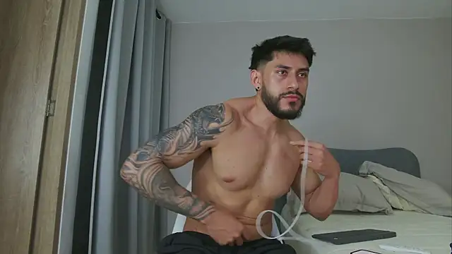 Snapshot of alexxxmachine chatting on October 29, 12:02 am alexxxmachine online show from October 29, 12:02 am