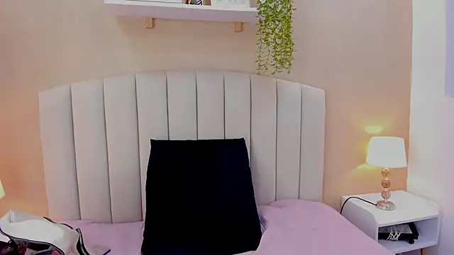 Snapshot of Mia_thompson_19 chatting on July 20, 6:43 pm Mia thompson 19 online show from July 20, 6:43 pm