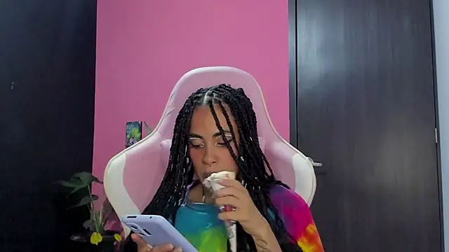 Snapshot of Juanadearco5 chatting on December 3, 11:02 pm Juanadearco5 online show from December 3, 11:02 pm