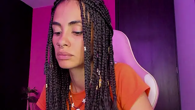 Snapshot of Juanadearco5 chatting on December 4, 8:07 pm Juanadearco5 online show from December 4, 8:07 pm