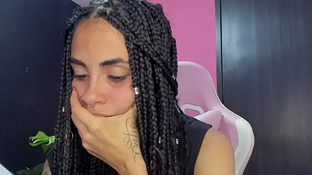 Snapshot of Juanadearco5 chatting on December 7, 12:30 am Juanadearco5 online show from December 7, 12:30 am