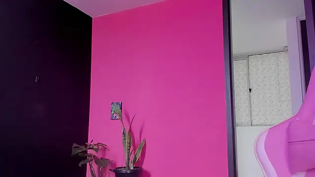 Snapshot of Juanadearco5 chatting on December 8, 5:01 pm Juanadearco5 online show from December 8, 5:01 pm