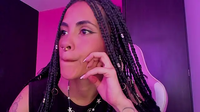 Snapshot of Juanadearco5 chatting on December 14, 5:14 pm Juanadearco5 online show from December 14, 5:14 pm