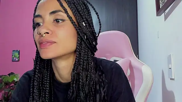 Snapshot of Juanadearco5 chatting on December 16, 1:10 am Juanadearco5 online show from December 16, 1:10 am