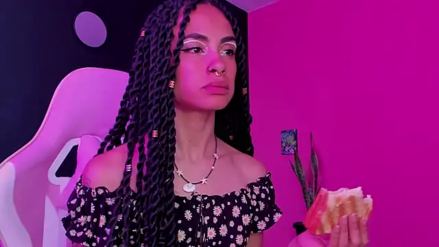 Snapshot of Juanadearco5 chatting on January 17, 3:53 pm Juanadearco5 online show from January 17, 3:53 pm