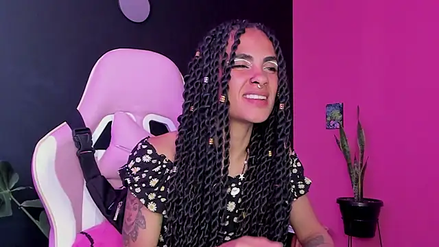 Snapshot of Juanadearco5 chatting on January 17, 6:54 pm Juanadearco5 online show from January 17, 6:54 pm