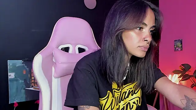 Snapshot of Juanadearco5 chatting on February 8, 8:42 pm Juanadearco5 online show from February 8, 8:42 pm