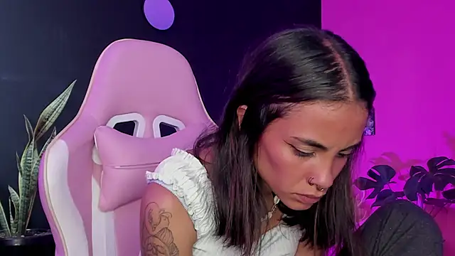 Snapshot of Juanadearco5 chatting on February 10, 3:32 pm Juanadearco5 online show from February 10, 3:32 pm