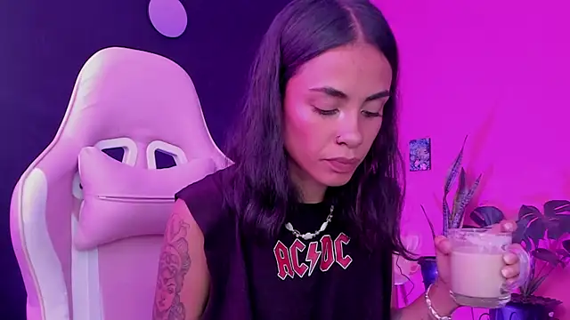 Snapshot of Juanadearco5 chatting on February 13, 12:43 pm Juanadearco5 online show from February 13, 12:43 pm