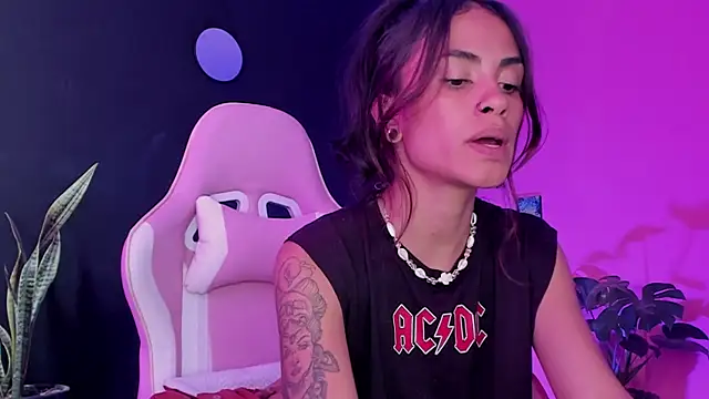 Snapshot of Juanadearco5 chatting on February 25, 3:27 pm Juanadearco5 online show from February 25, 3:27 pm