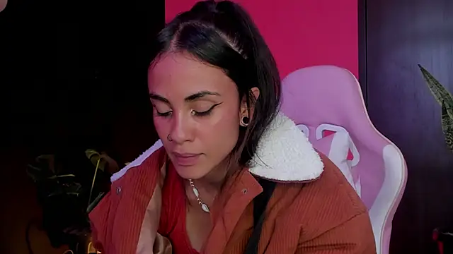 Snapshot of Juanadearco5 chatting on March 15, 6:43 pm Juanadearco5 online show from March 15, 6:43 pm