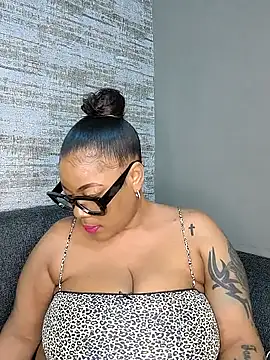 Snapshot of ExclusiveLeexx chatting on February 27, 8:42 pm ExclusiveLeexx online show from February 27, 8:42 pm