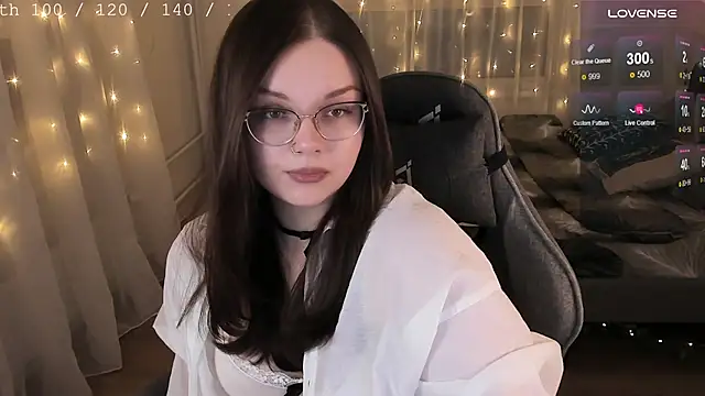 EvaBae online show from December 3, 7:45 pm