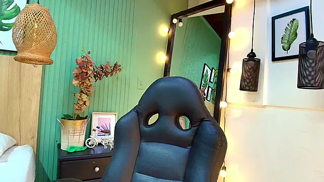 Snapshot of george_jonnes chatting on July 17, 9:49 am george jonnes online show from July 17, 9:49 am