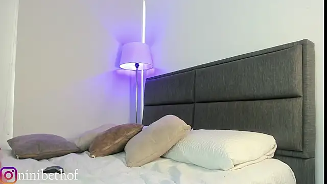 lady ni  online show from January 31, 1:02 pm