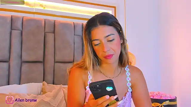 Snapshot of elianabrown chatting on November 19, 10:32 pm elianabrown online show from November 19, 10:32 pm