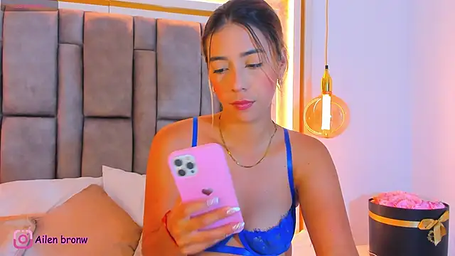 Snapshot of elianabrown chatting on November 28, 11:29 pm elianabrown online show from November 28, 11:29 pm