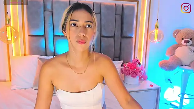 Snapshot of elianabrown chatting on August 5, 12:24 am elianabrown online show from August 5, 12:24 am