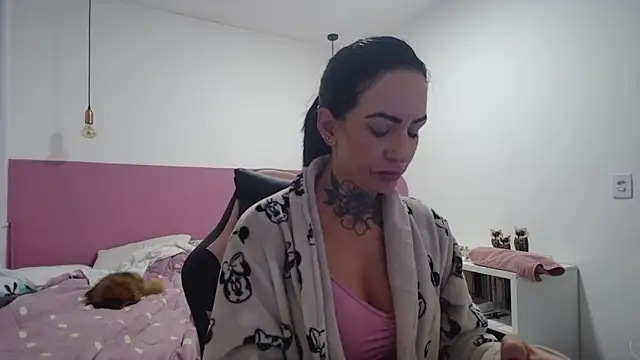 Snapshot of YasmimBrasil chatting on June 12, 6:01 am YasmimBrasil online show from June 12, 6:01 am