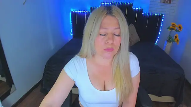 Snapshot of arisha_katy1 chatting on January 4, 11:59 pm arisha katy1 online show from January 4, 11:59 pm