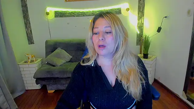 Snapshot of arisha_katy1 chatting on March 6, 1:37 am arisha katy1 online show from March 6, 1:37 am