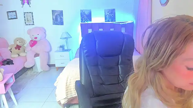 Snapshot of arisha_katy1 chatting on October 17, 10:12 pm arisha katy1 online show from October 17, 10:12 pm