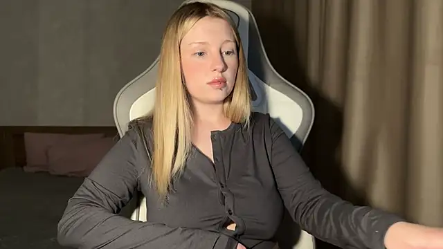 Snapshot of x_ivy_x chatting on October 28, 5:15 pm x ivy x online show from October 28, 5:15 pm