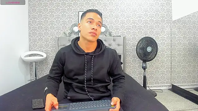Bryson Collins  online show from October 7, 11:13 pm