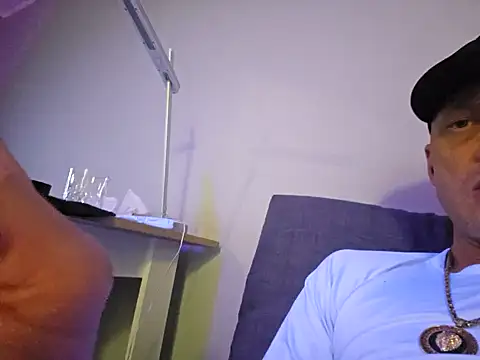 Snapshot of McdyllanXX chatting on February 8, 2:15 am McdyllanXX online show from February 8, 2:15 am